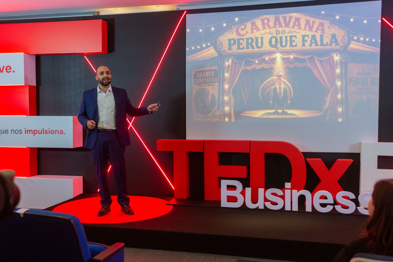 Pedro Araujo no palco do TEDx FIA Business School