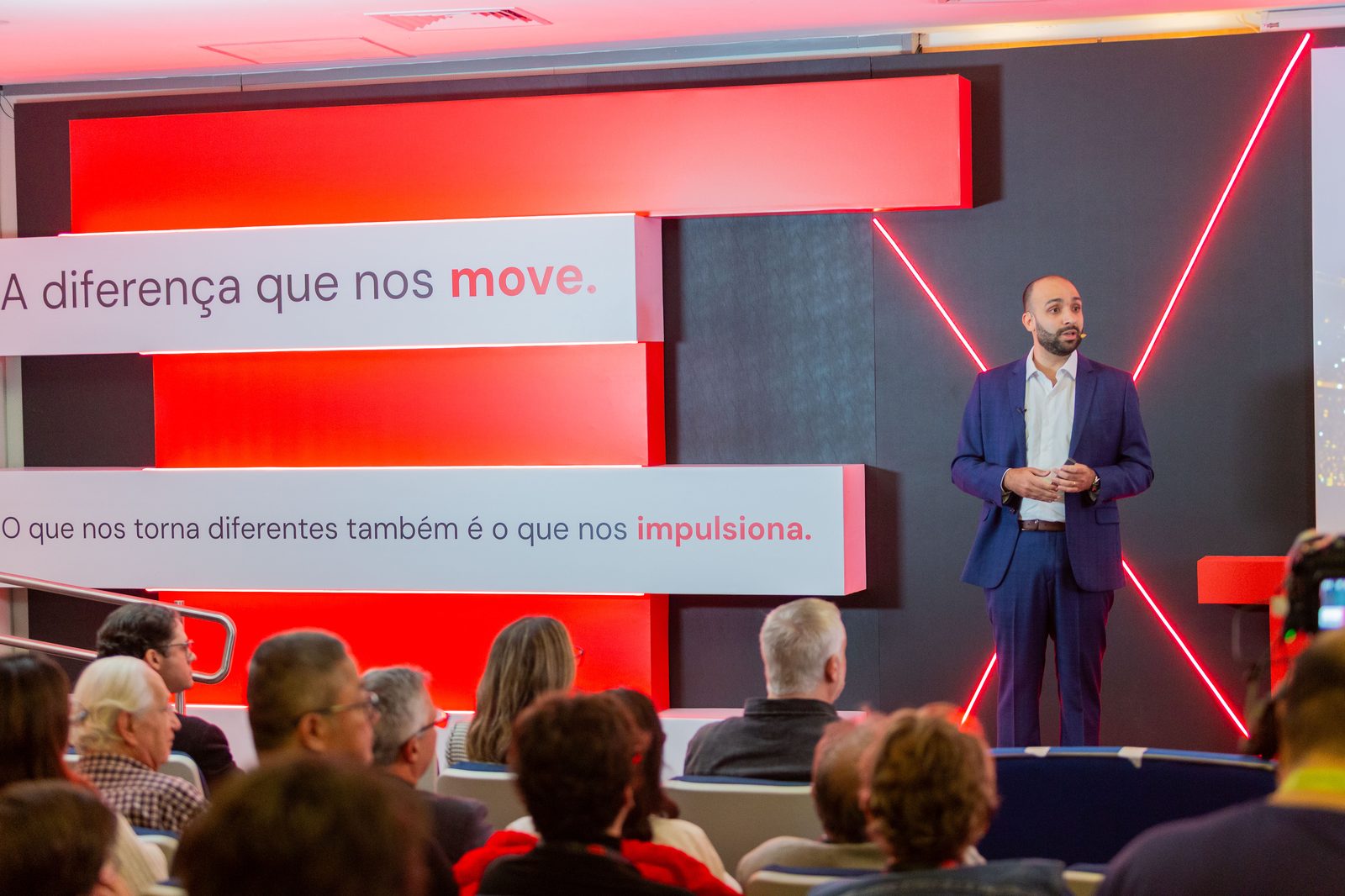 Pedro Araujo apresentando o método para plateia cheia no TEDx FIA Business School
